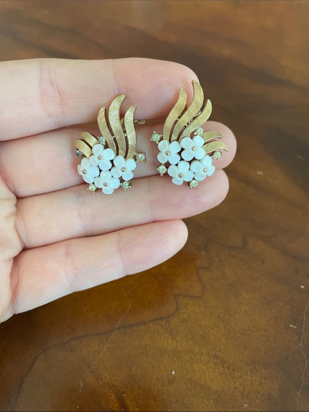 TRIFARI Vintage Gold-Colored Flower Cluster Clip-On Earrings Stamped Gorgeous - Picture 10 of 11
